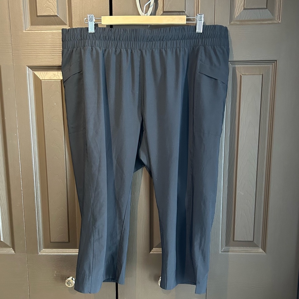 🇨🇦 Women's Black Capris